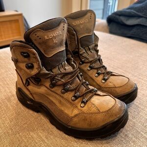Lowa Women’s Renegade GTX Mid Hiking Boots (Size 6.5 Wide)